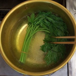 明日葉の下ごしらえ